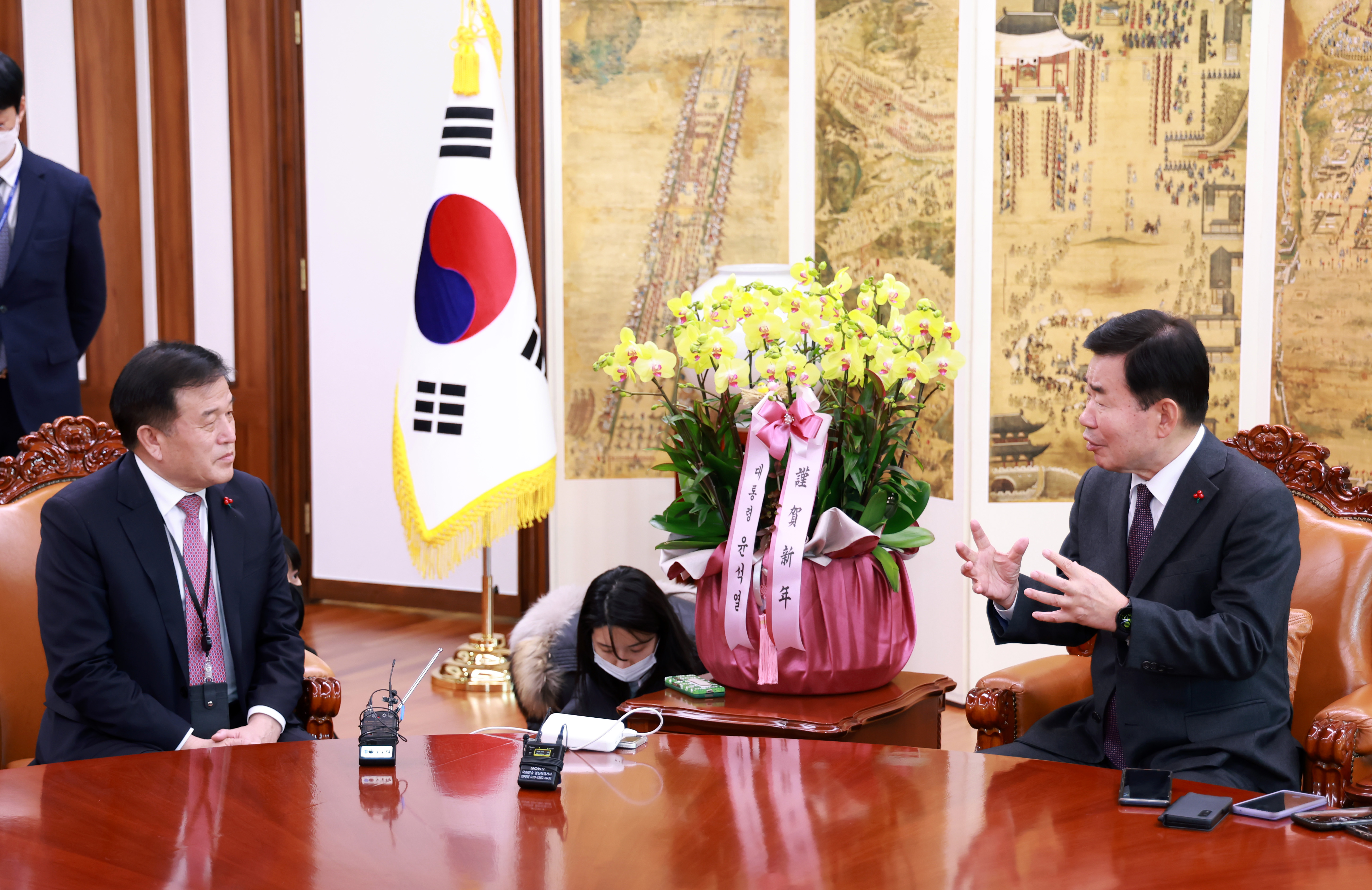 김진표 의장, 尹 대통령 신년 축하난 가져온 이진복 정무수석 접견 2.JPG