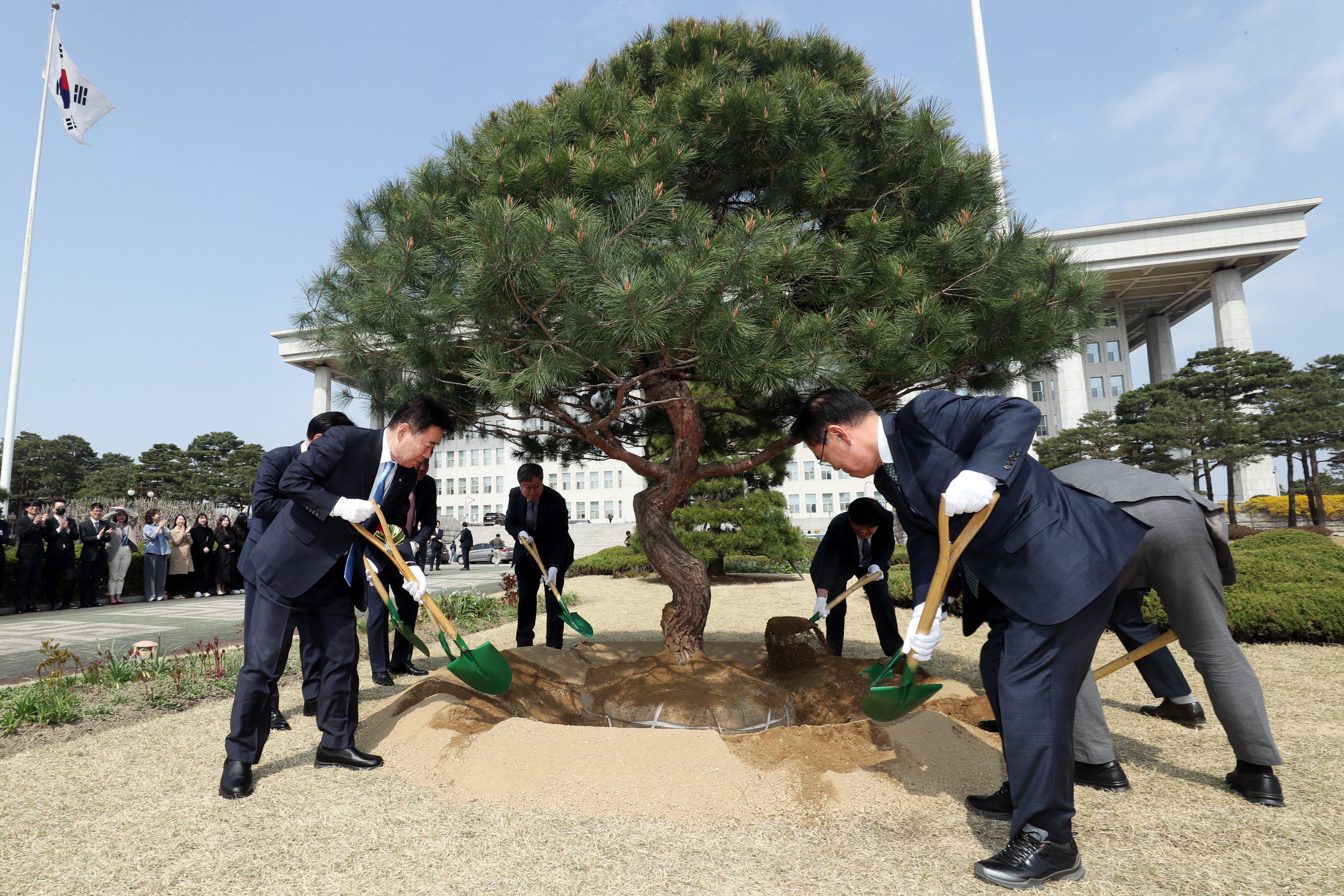 김진표 국회의장, 제79회 식목일 기념 식수행사 참석 2.jpg
