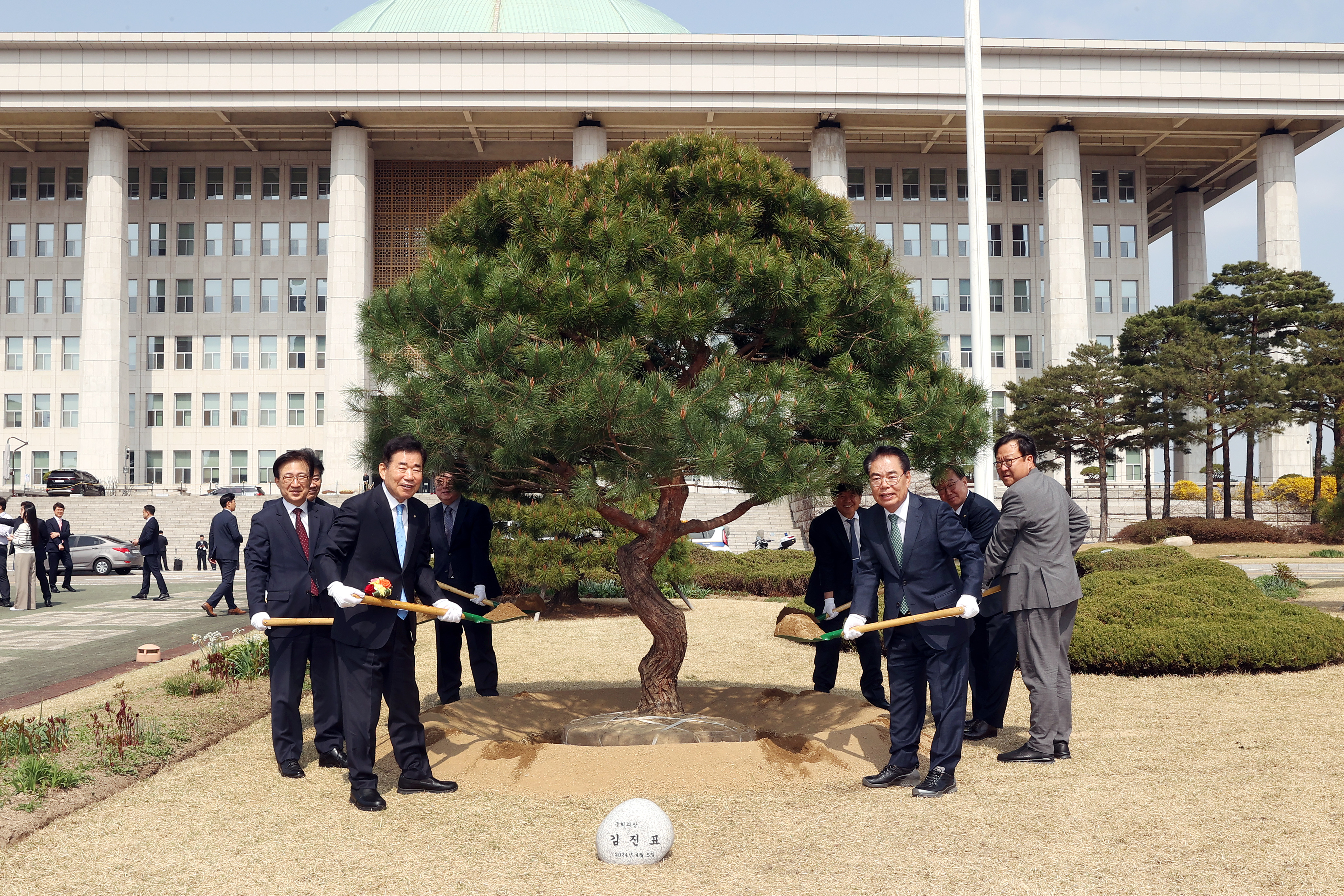 김진표 국회의장, 제79회 식목일 기념 식수행사 참석 3.jpg