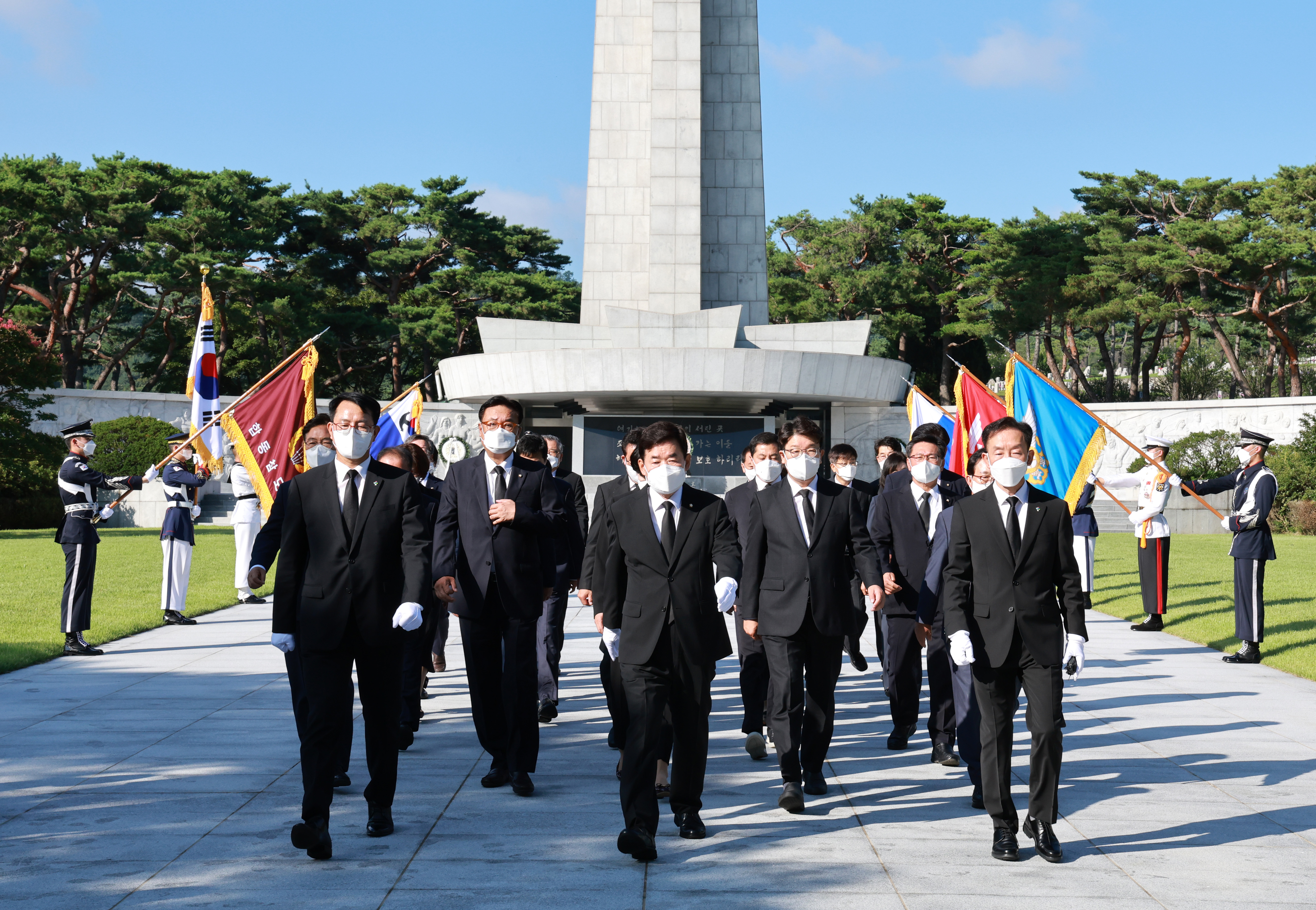 김진표 국회의장, 국립서울현충원 참배 관련사진 2 보기