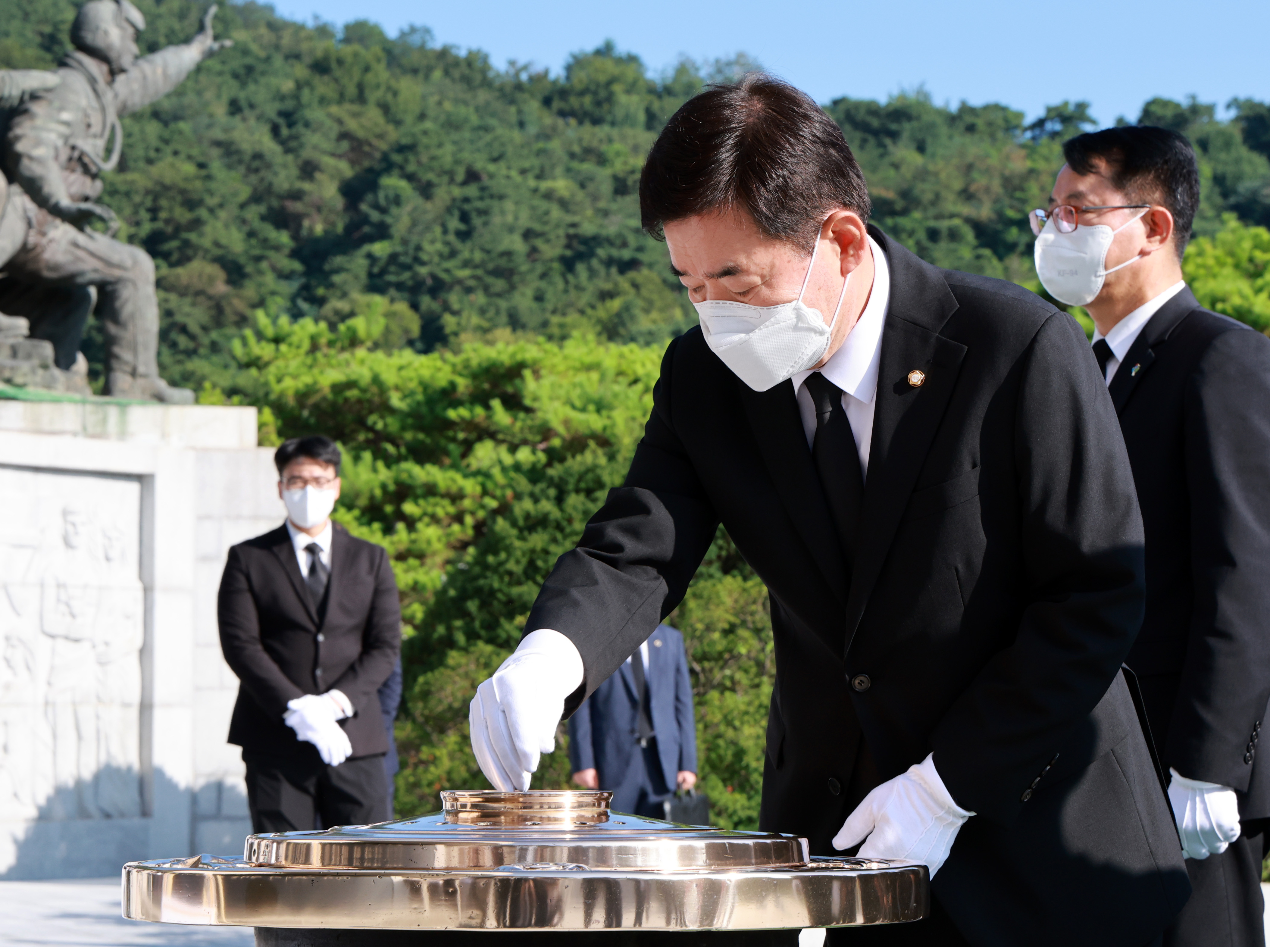 김진표 국회의장, 국립서울현충원 참배 관련사진 1 보기