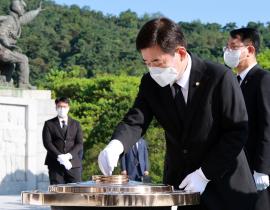 김진표 국회의장, 국립서울현충원 참배