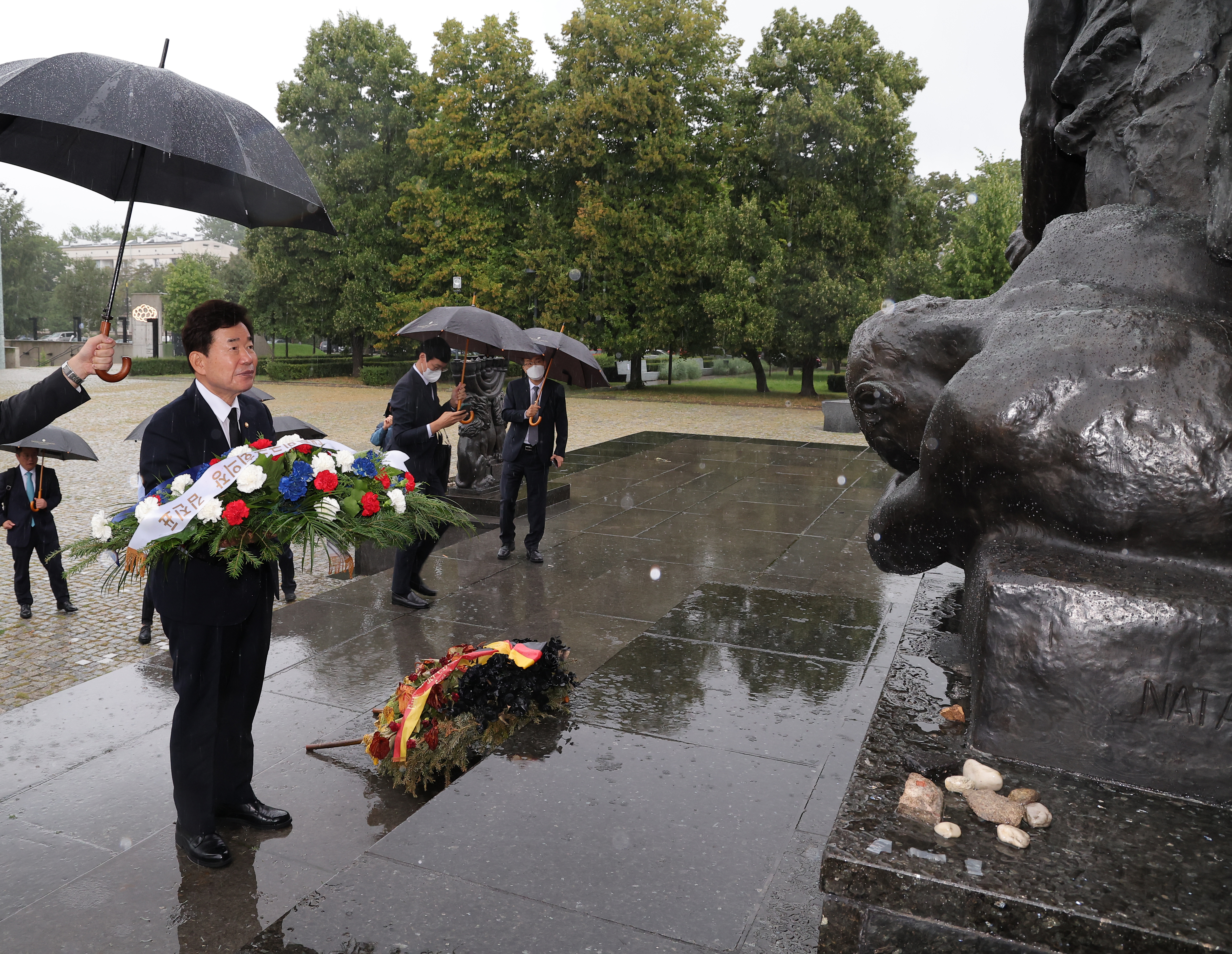 김진표 의장, 빌리 브란트가 무릎 꿇은 폴란드 게토 희생자 위령탑 참배 관련사진 3 보기