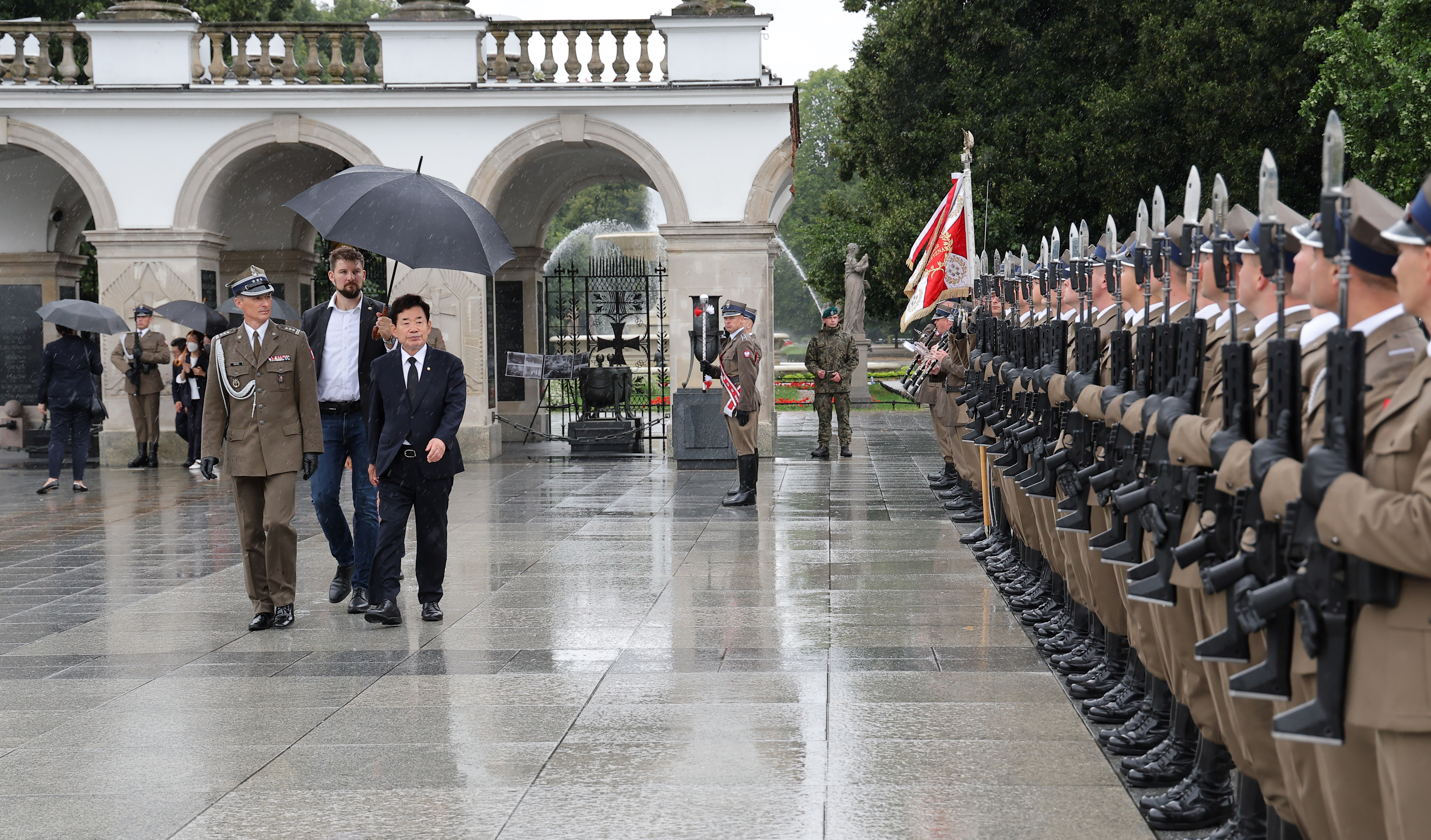 김진표 의장, 폴란드 무명용사의 묘 헌화 관련사진 4 보기