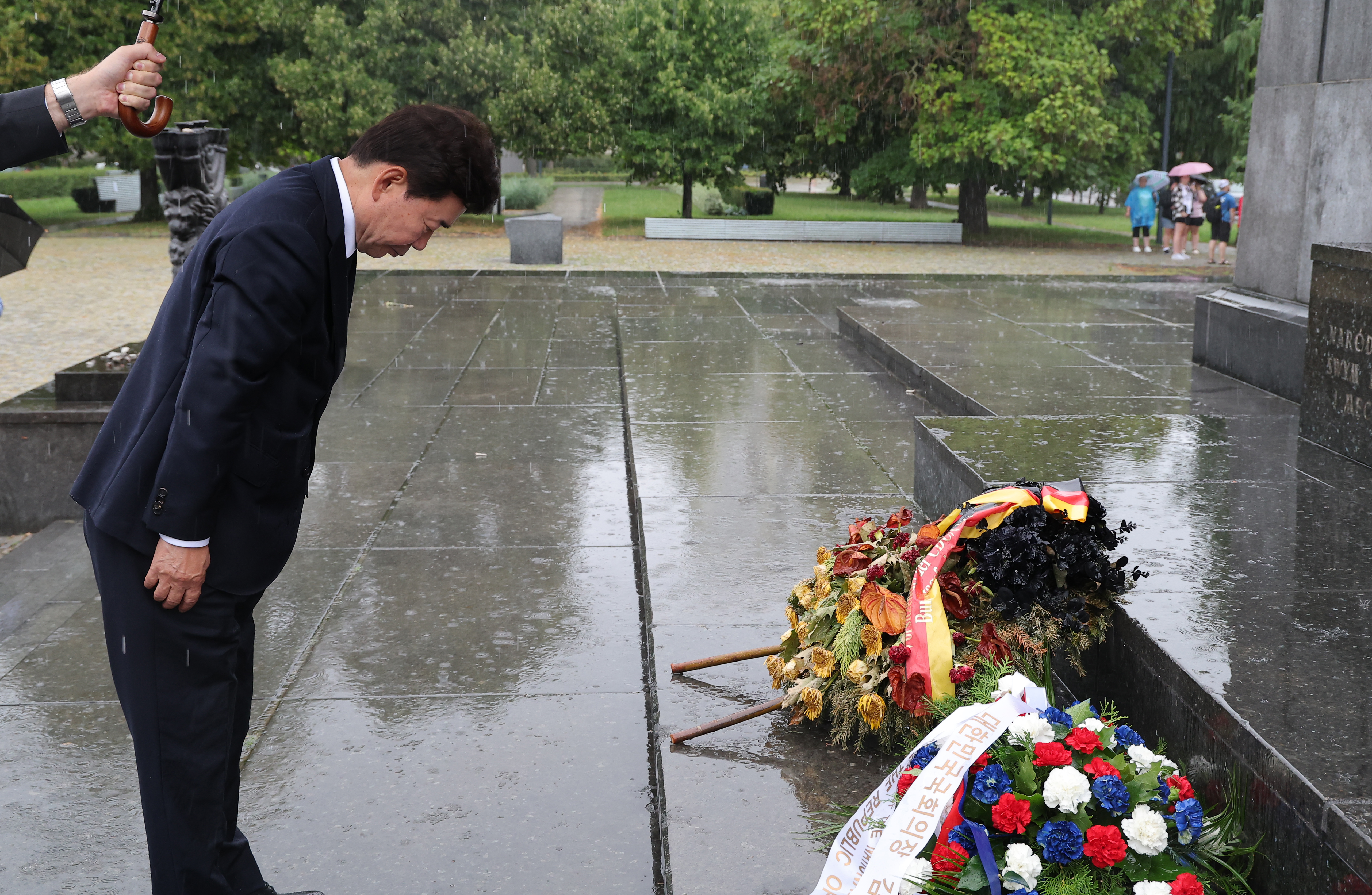 김진표 의장, 빌리 브란트가 무릎 꿇은 폴란드 게토 희생자 위령탑 참배 관련사진 2 보기