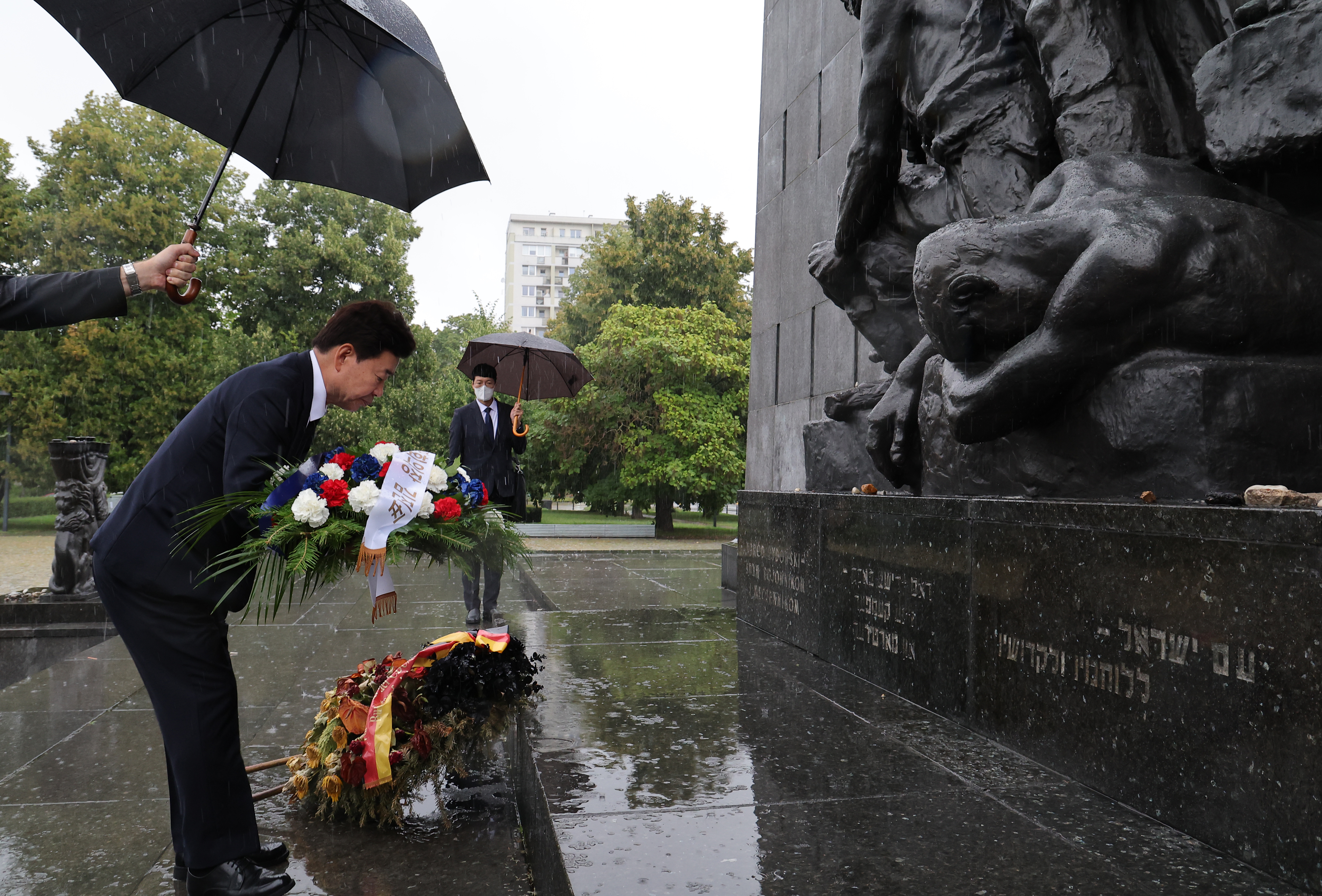 김진표 의장, 빌리 브란트가 무릎 꿇은 폴란드 게토 희생자 위령탑 참배 관련사진 1 보기